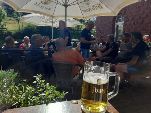 Herberg Hutterscheiderhof Gezelligheid biertje buiten